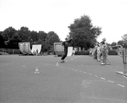 880744 Afbeelding van een skatedemonstratie op het terrein van zwembad Noorderbad (Boisotstraat 25) te Utrecht.